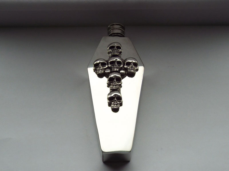 4oz Coffin Pewter Flask with Crossed Skull Badge (F085)